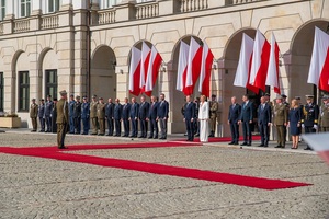 Uroczystość wręczenia awansów generalskich na dziedzińcu Pałacu Prezydenckiego Uroczystość wręczenia awansów generalskich na dziedzińcu Pałacu Prezydenckiego