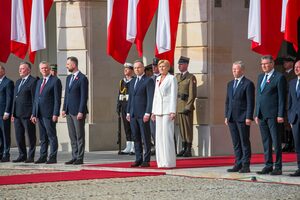 Uroczystość wręczenia awansów generalskich na dziedzińcu Pałacu Prezydenckiego Uroczystość wręczenia awansów generalskich na dziedzińcu Pałacu Prezydenckiego