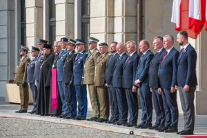 Uroczystość wręczenia awansów generalskich na dziedzińcu Pałacu Prezydenckiego Uroczystość wręczenia awansów generalskich na dziedzińcu Pałacu Prezydenckiego