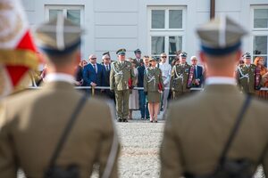 Uroczystość wręczenia awansów generalskich na dziedzińcu Pałacu Prezydenckiego Uroczystość wręczenia awansów generalskich na dziedzińcu Pałacu Prezydenckiego