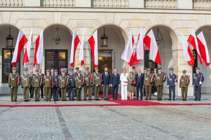 Uroczystość wręczenia awansów generalskich na dziedzińcu Pałacu Prezydenckiego Uroczystość wręczenia awansów generalskich na dziedzińcu Pałacu Prezydenckiego