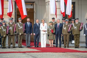 Uroczystość wręczenia awansów generalskich na dziedzińcu Pałacu Prezydenckiego Uroczystość wręczenia awansów generalskich na dziedzińcu Pałacu Prezydenckiego