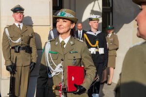 Uroczystość wręczenia awansów generalskich na dziedzińcu Pałacu Prezydenckiego Uroczystość wręczenia awansów generalskich na dziedzińcu Pałacu Prezydenckiego