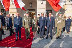 Uroczystość wręczenia awansów generalskich na dziedzińcu Pałacu Prezydenckiego Uroczystość wręczenia awansów generalskich na dziedzińcu Pałacu Prezydenckiego