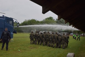 Wrocławskie ćwiczenia funkcjonariuszy i żołnierzy Kryzys 25 w ośrodku jeździeckim Akademii Wojsk Lądowych Wrocławskie ćwiczenia funkcjonariuszy i żołnierzy Kryzys 25 w ośrodku jeździeckim Akademii Wojsk Lądowych