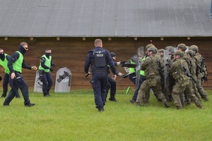 Wrocławskie ćwiczenia funkcjonariuszy i żołnierzy Kryzys 25 w ośrodku jeździeckim Akademii Wojsk Lądowych Wrocławskie ćwiczenia funkcjonariuszy i żołnierzy Kryzys 25 w ośrodku jeździeckim Akademii Wojsk Lądowych