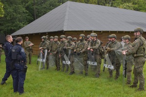 Wrocławskie ćwiczenia funkcjonariuszy i żołnierzy Kryzys 25 w ośrodku jeździeckim Akademii Wojsk Lądowych Wrocławskie ćwiczenia funkcjonariuszy i żołnierzy Kryzys 25 w ośrodku jeździeckim Akademii Wojsk Lądowych