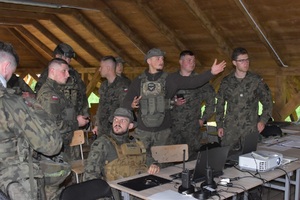 Wrocławskie ćwiczenia funkcjonariuszy i żołnierzy Kryzys 25 w ośrodku jeździeckim Akademii Wojsk Lądowych Wrocławskie ćwiczenia funkcjonariuszy i żołnierzy Kryzys 25 w ośrodku jeździeckim Akademii Wojsk Lądowych