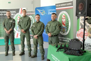 Przekazanie sprzętu funkcjonariuszom Nadodrzańskiego Oddziału Straży Granicznej Funkcjonariusze zielonogórskiej Placówki Straży Granicznej biorący udział w uroczystości