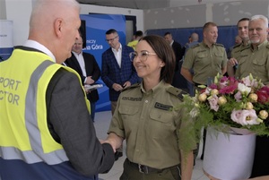Przekazanie sprzętu funkcjonariuszom Nadodrzańskiego Oddziału Straży Granicznej Gen. bryg. SG Monika Musielak Komendant Nadodrzańskiego Oddziału Straży Granicznej przyjęła kwiaty od dyrektora lotniska