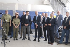 Przekazanie sprzętu funkcjonariuszom Nadodrzańskiego Oddziału Straży Granicznej Przekazanie sprzętu funkcjonariuszom Nadodrzańskiego Oddziału Straży Granicznej w porcie lotniczym Zielona Góra-Babimost