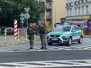 Patrol funkcjonariuszy Nadodrzańskiego Oddziału Straży Granicznej podczas kontroli drogowej Patrol funkcjonariuszy Nadodrzańskiego Oddziału Straży Granicznej podczas kontroli drogowej