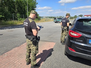 Patrol funkcjonariuszy Nadodrzańskiego Oddziału Straży Granicznej podczas kontroli drogowej Patrol funkcjonariuszy Nadodrzańskiego Oddziału Straży Granicznej podczas kontroli drogowej