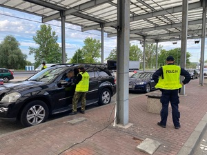 Pierwszy tydzień kontroli granicznych w Nadodrzańskim Oddziale Straży Granicznej Patrol funkcjonariuszy Straży Granicznej podczas kontroli drogowej