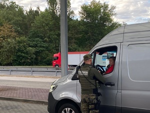 Pierwszy tydzień kontroli granicznych w Nadodrzańskim Oddziale Straży Granicznej Patrol funkcjonariuszy Straży Granicznej podczas kontroli drogowej