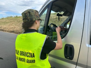 Pierwszy tydzień kontroli granicznych w Nadodrzańskim Oddziale Straży Granicznej Patrol funkcjonariuszy Straży Granicznej podczas kontroli drogowej