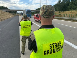 Pierwszy tydzień kontroli granicznych w Nadodrzańskim Oddziale Straży Granicznej Patrol funkcjonariuszy Straży Granicznej podczas kontroli drogowej