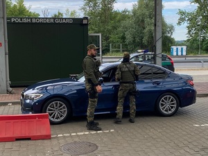 Pierwszy tydzień kontroli granicznych w Nadodrzańskim Oddziale Straży Granicznej Patrol funkcjonariuszy Straży Granicznej podczas kontroli drogowej