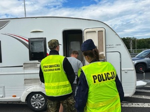 Funkcjonariusze Nadodrzańskiego Oddziału Straży Granicznej za służbami wspomagającymi podczas tymczasowej kontroli granicznej na polsko-niemieckiej granicy Funkcjonariusze Nadodrzańskiego Oddziału Straży Granicznej za służbami wspomagającymi podczas tymczasowej kontroli granicznej na polsko-niemieckiej granicy