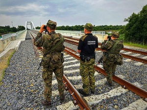 Funkcjonariusze Nadodrzańskiego Oddziału Straży Granicznej za służbami wspomagającymi podczas tymczasowej kontroli granicznej na polsko-niemieckiej granicy Funkcjonariusze Nadodrzańskiego Oddziału Straży Granicznej za służbami wspomagającymi podczas tymczasowej kontroli granicznej na polsko-niemieckiej granicy