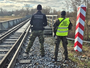 Funkcjonariusze Nadodrzańskiego Oddziału Straży Granicznej za służbami wspomagającymi podczas tymczasowej kontroli granicznej na polsko-niemieckiej granicy Funkcjonariusze Nadodrzańskiego Oddziału Straży Granicznej za służbami wspomagającymi podczas tymczasowej kontroli granicznej na polsko-niemieckiej granicy