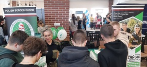 Promocja służby w Straży Granicznej podczas dni otwartych, targów lub innych wydarzeń organizowanych dla uczniów i studentów Promocja służby w Straży Granicznej podczas dni otwartych, targów lub innych wydarzeń organizowanych dla uczniów i studentów