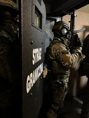 Zatrzymanie osób w sprawie organizowania nielegalnej migracji Zatrzymanie osób w sprawie organizowania nielegalnej migracji