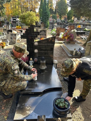 Funkcjonariusze Straży Granicznej oddający hołd zmarłym funkcjonariuszom Funkcjonariusze Straży Granicznej oddający hołd zmarłym funkcjonariuszom
