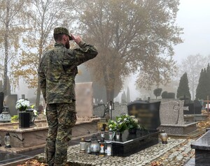 Funkcjonariusze Straży Granicznej oddający hołd zmarłym funkcjonariuszom Funkcjonariusze Straży Granicznej oddający hołd zmarłym funkcjonariuszom